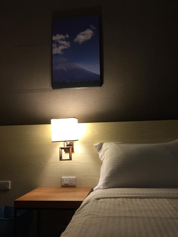 Cozy Cozy Hostel Тайнань Екстер'єр фото